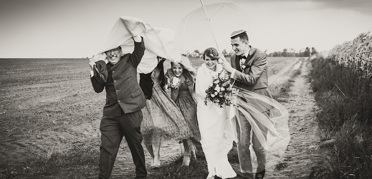 Regnerische Hochzeit im Hof Ferien