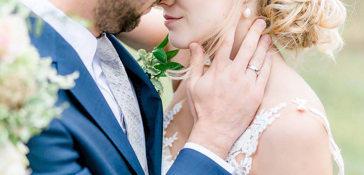 Elegante Hochzeit im Freien unter den Rebenbogen