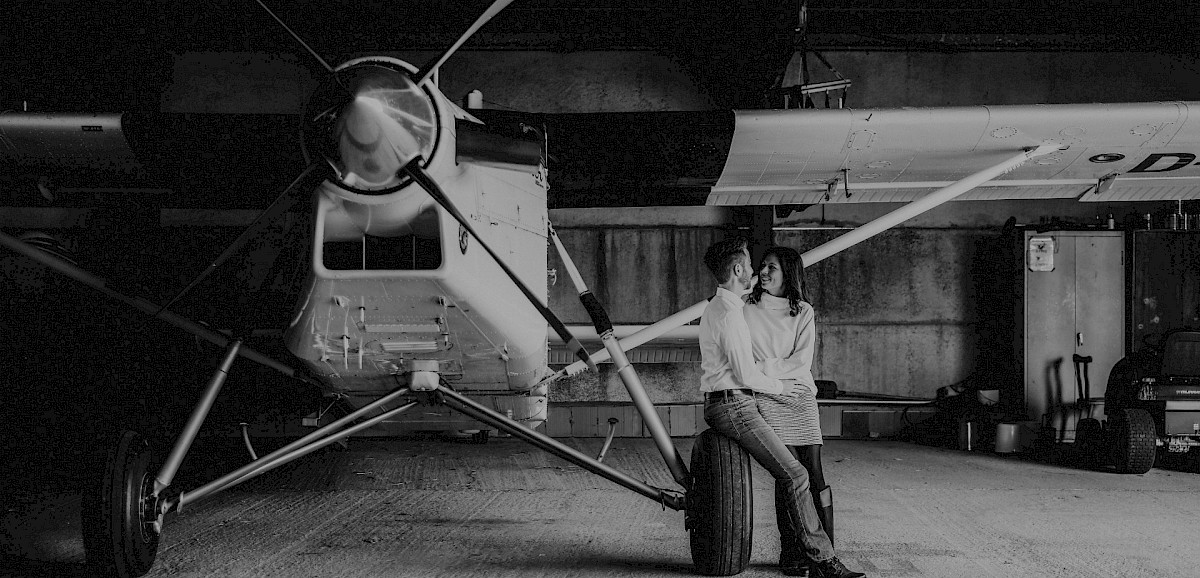 Pre-Wedding Shooting auf dem Flugplatz